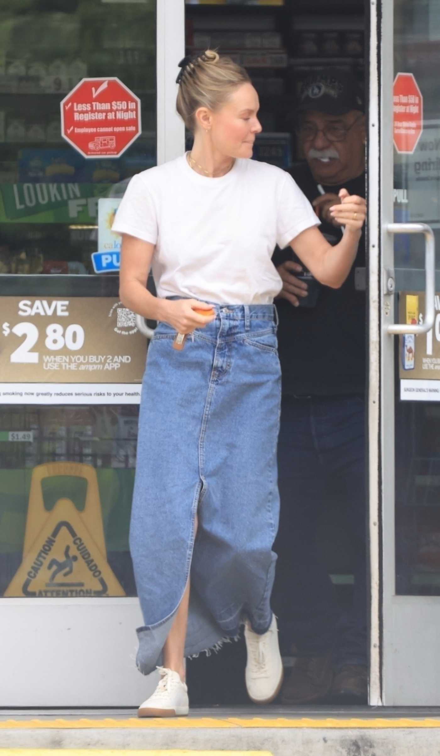 Kate Bosworth in a White Tee Was Seen at a Gas Station in Los Angeles 05/02/2024