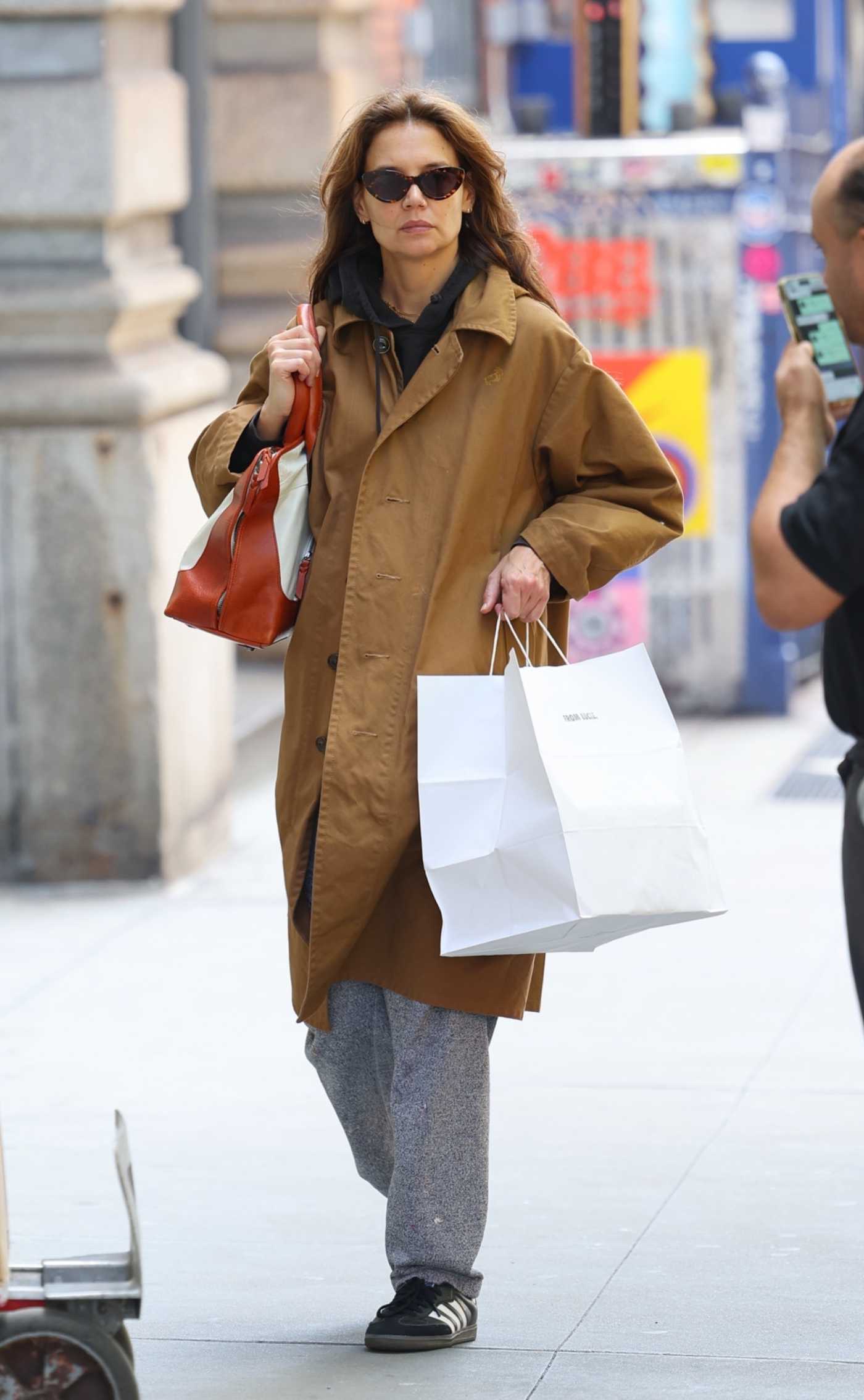 Katie Holmes in a Grey Sweatpants Returns to Her Apartment After a Shopping Spree in New York 05/13/2024