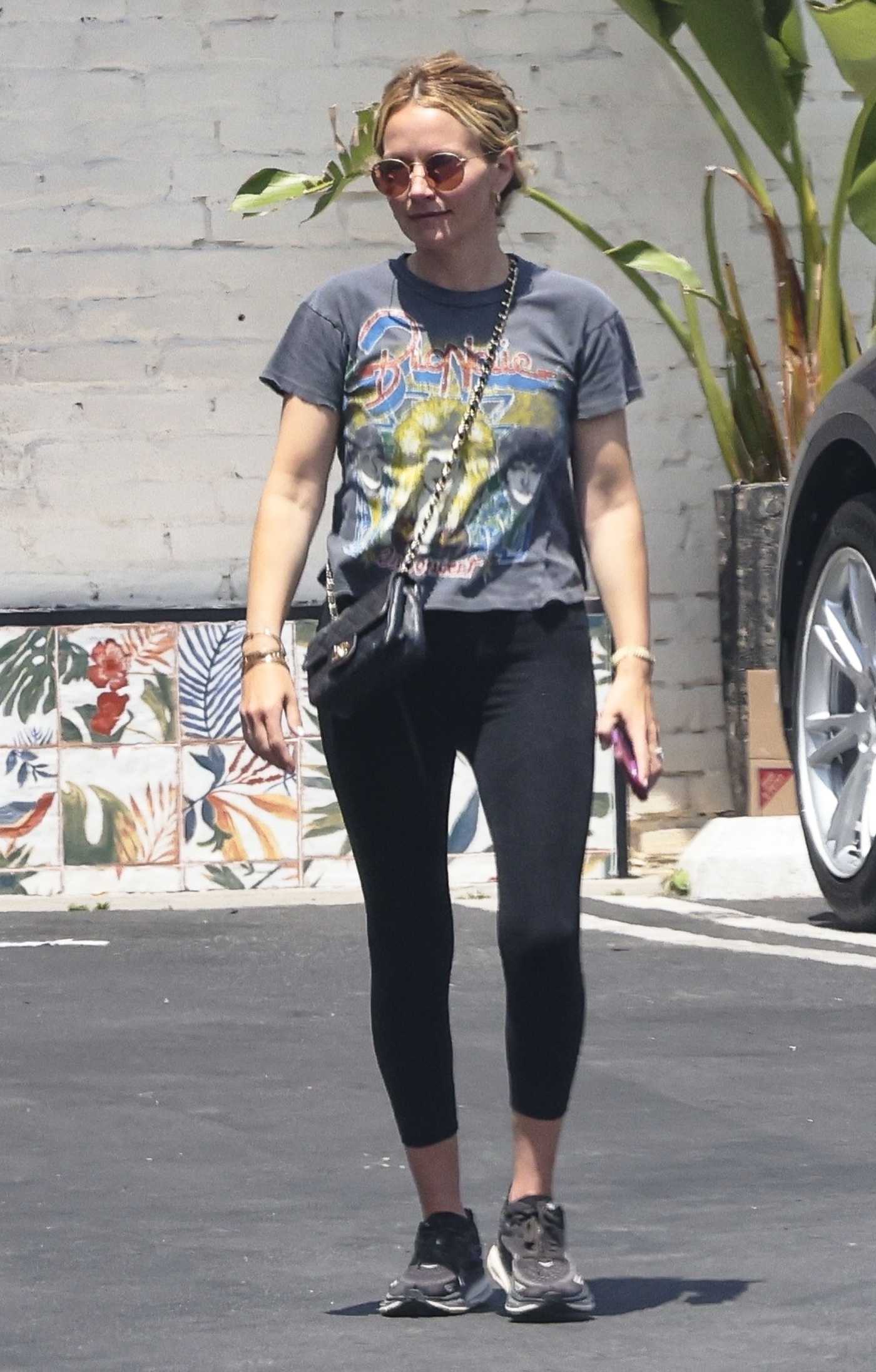 Becki Newton in a Grey Tee Was Seen Out in Los Feliz 06/10/2024