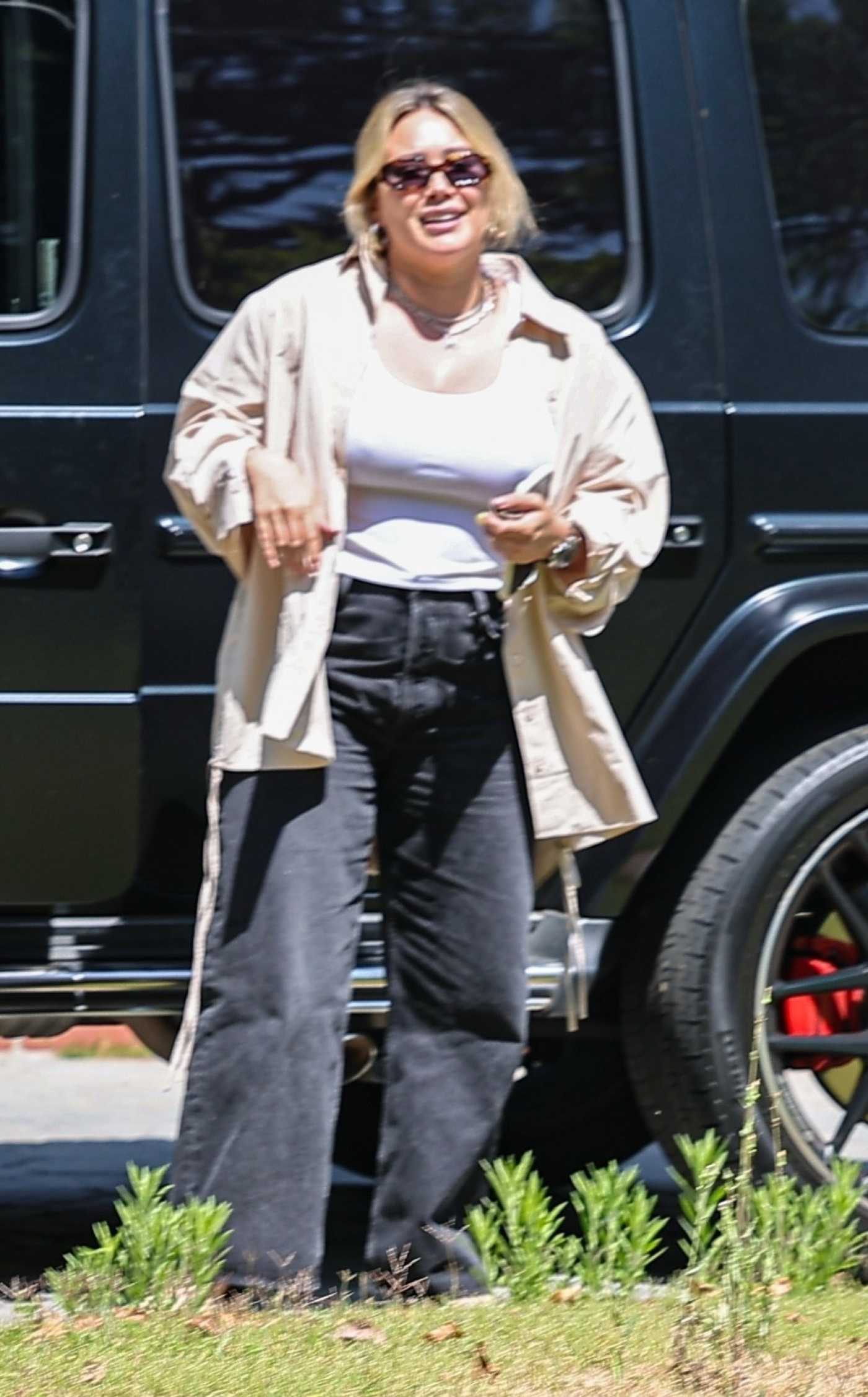 Hilary Duff in a Beige Shirt Was Seen Out in Toluca Lake 06/27/2024