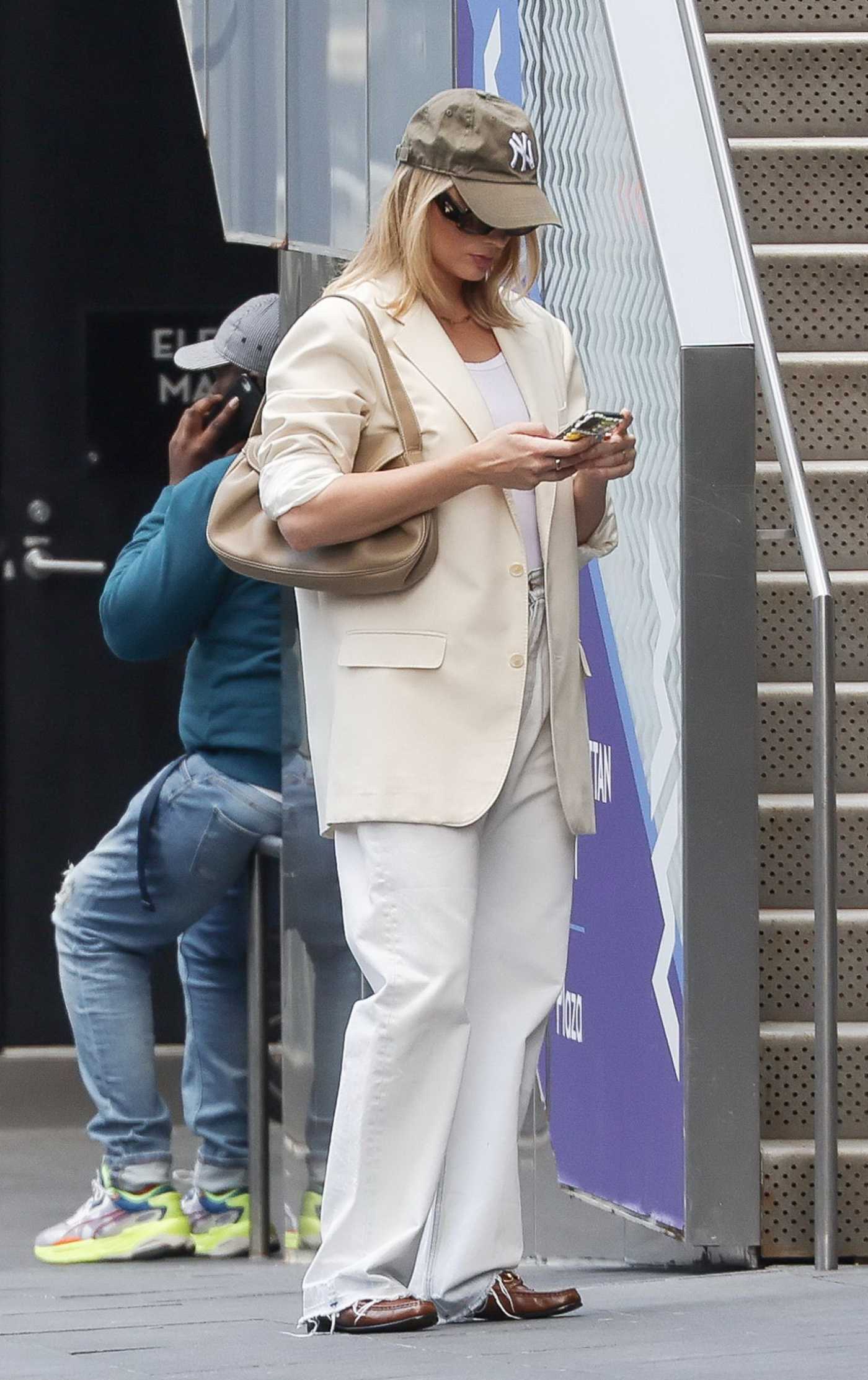 Margot Robbie in a Beige Blazer Was Seen Out with Tom Ackerley in New York 06/05/2024