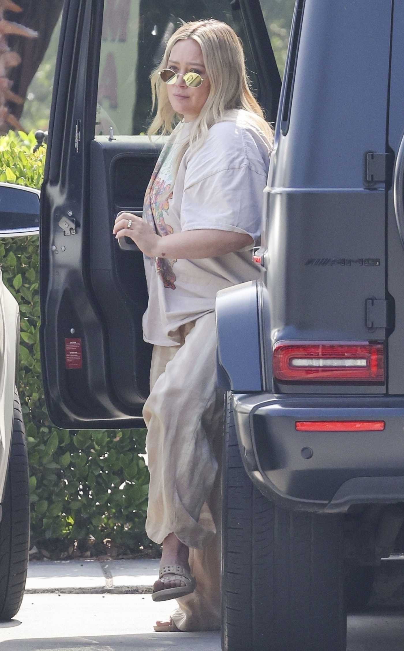 Hilary Duff in a White Tee Was Seen Out in Studio City 07/13/2024