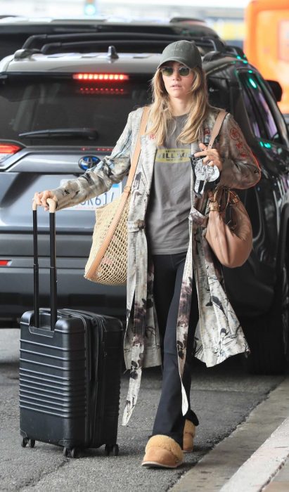 Suki Waterhouse in a Grey Tee