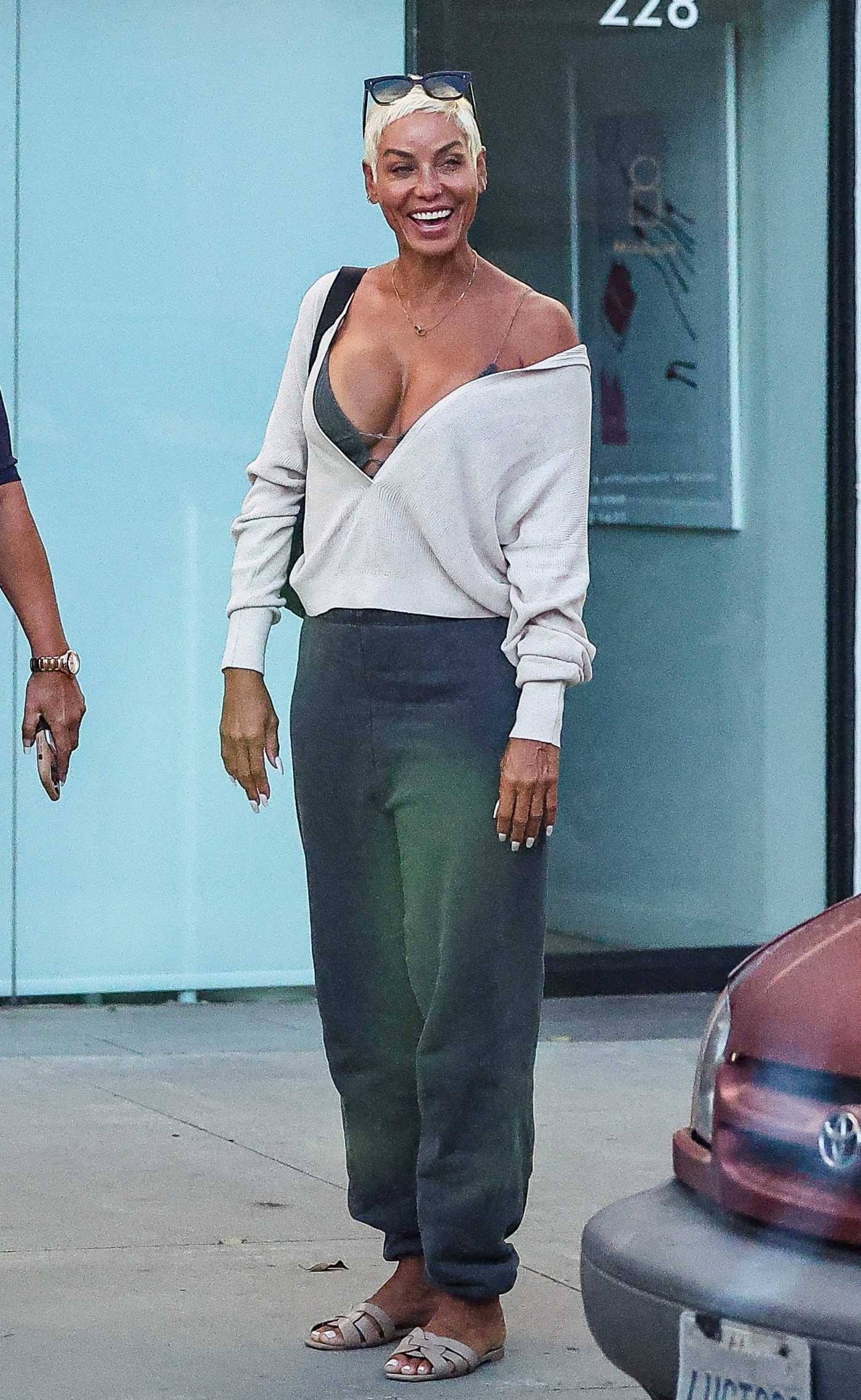 Nicole Murphy in a Green Pants Enjoys Lunch with a Friend at Sugarfish in Los Angeles 08/01/2024