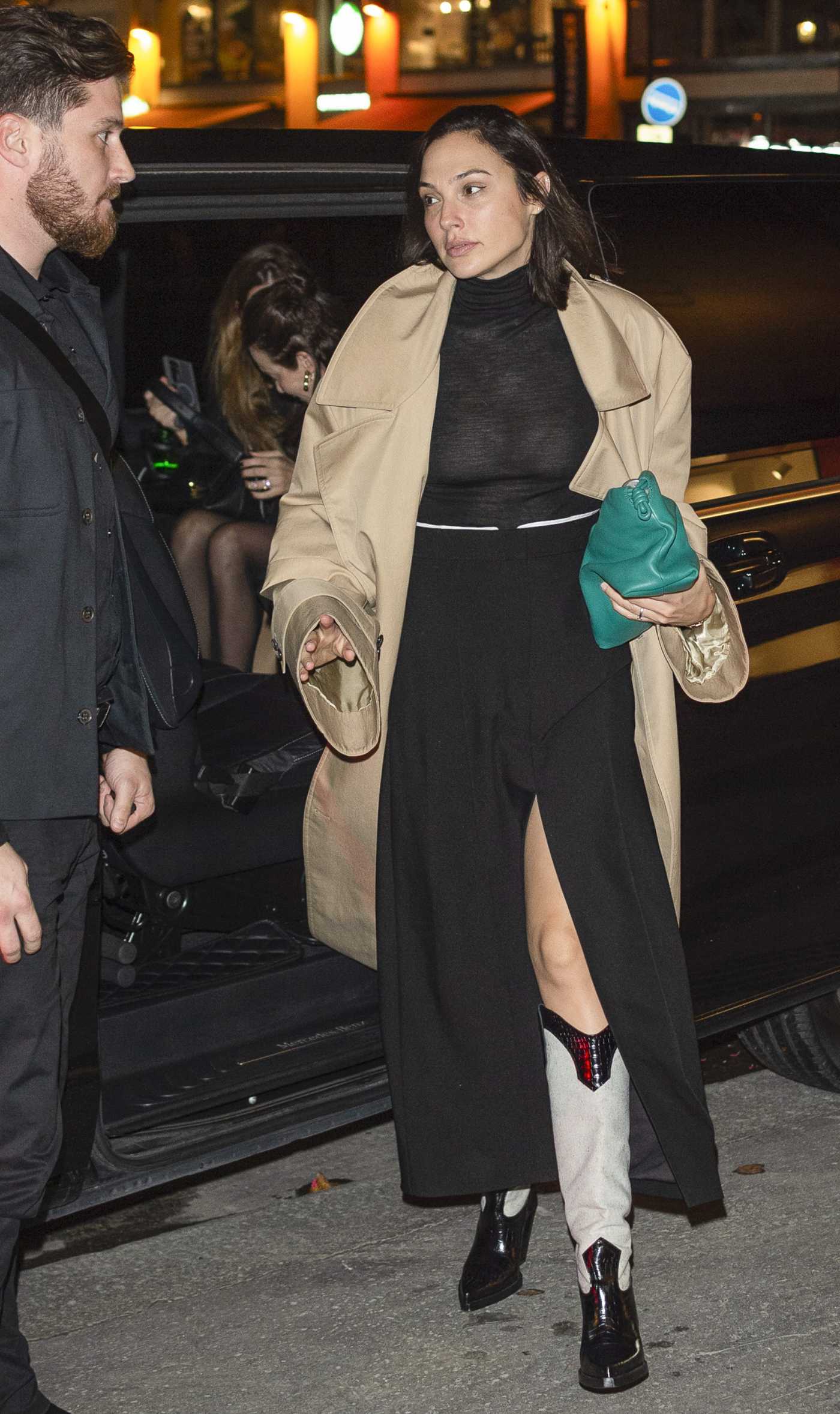 Gal Gadot in a Beige Trench Coat Arrives at the Loulou Restaurant in Paris 09/26/2024