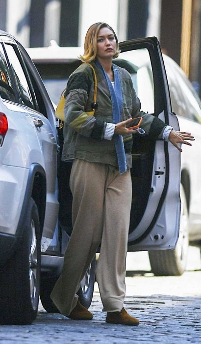 Gigi Hadid in a Beige Sweatpants