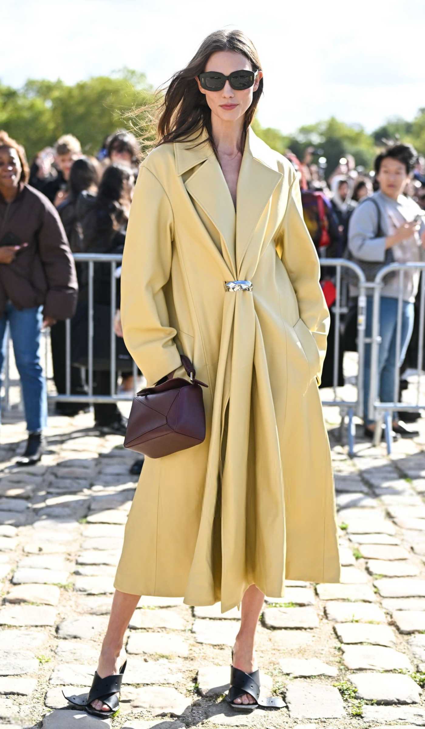 Karlie Kloss in a Yellow Trench Coat Arrives at the Loewe Fashion Show at 2024 Paris Fashion Week in Paris 09/27/2024