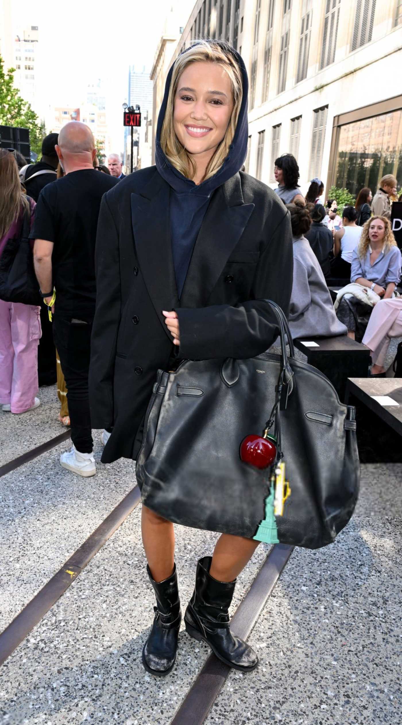 Olivia Ponton Attends the Coach Fashion Show During 2024 NYFW in New York City 09/09/2024