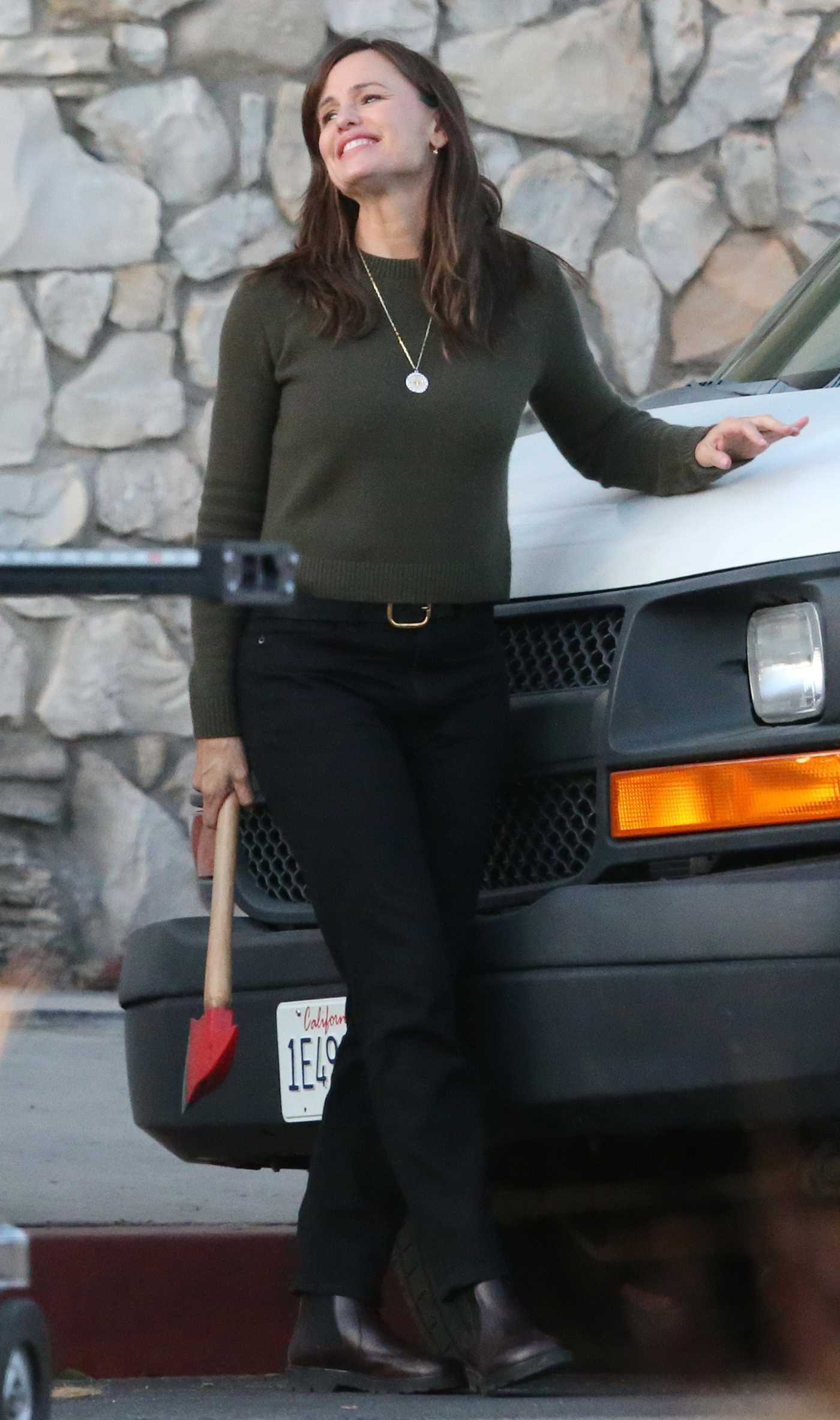 Jennifer Garner in an Olive Sweatshirt on the Set of The Last Thing He Told Me in Los Angeles 11/15/2024