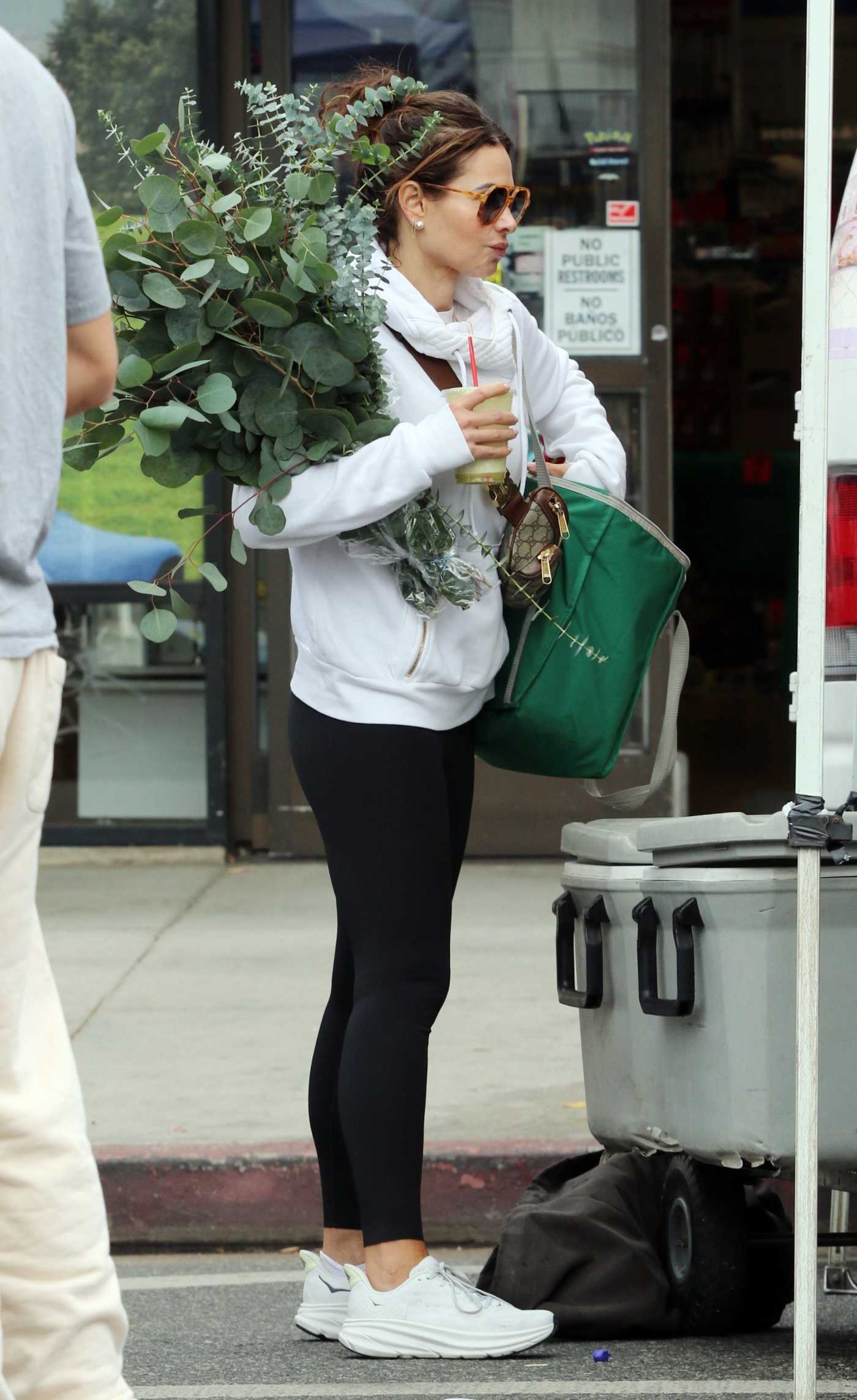 Kate Beckinsale in a White Sneakers Shops for Festive Greens Ahead of Christmas in Los Angeles 12/22/2024