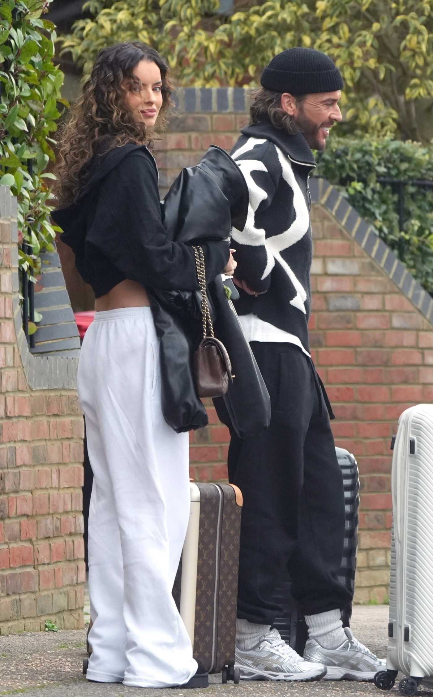 Maura Higgins in a White Sweatpants Was Seen Out with Her New Beau Pete Wicks in London 12/23/2024