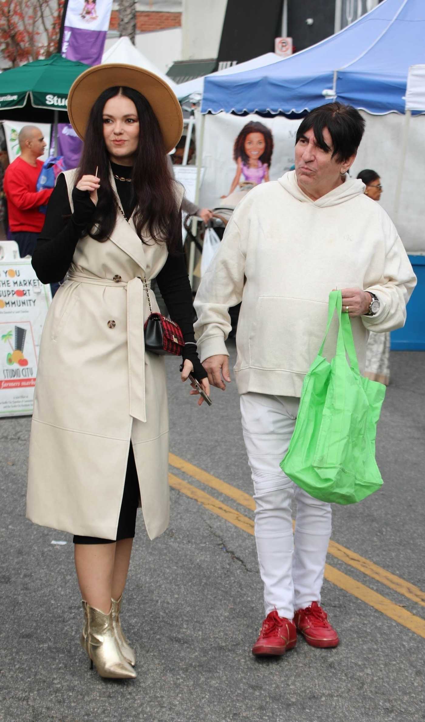 Natasha Blasick in a Caramel Coloured Hat Was Seen Out with Martin Blasick at the Farmer's Market in Studio City 12/22/2024