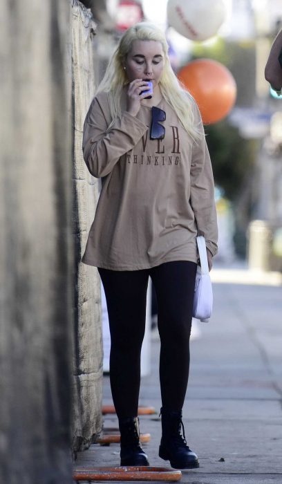 Amanda Bynes in a Beige Long Sleeves T-Shirt