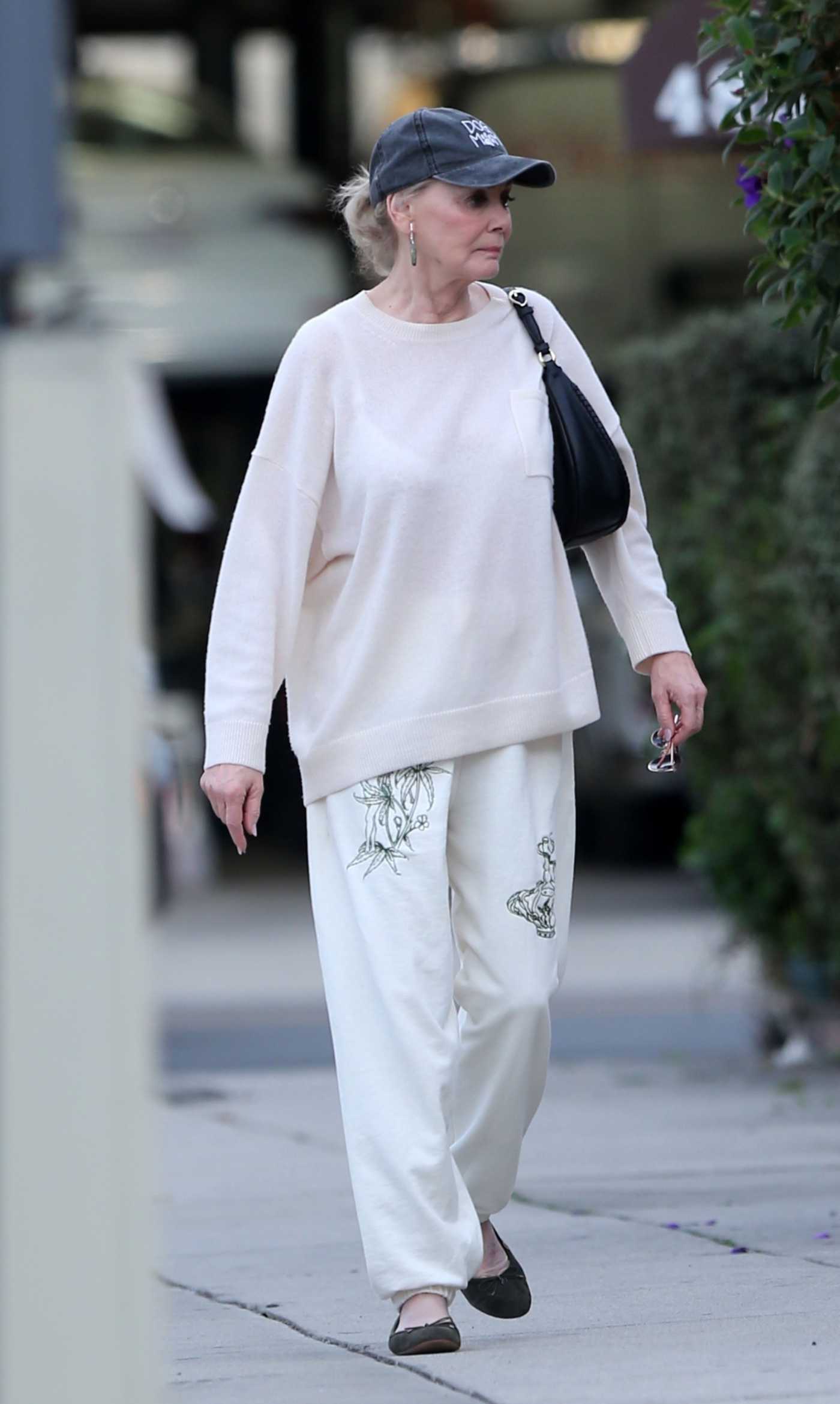 Jean Smart in a Black Cap Was Seen Out in Los Angeles 01/06/2025