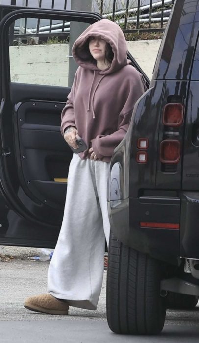 Noah Cyrus in a Grey Sweatpants