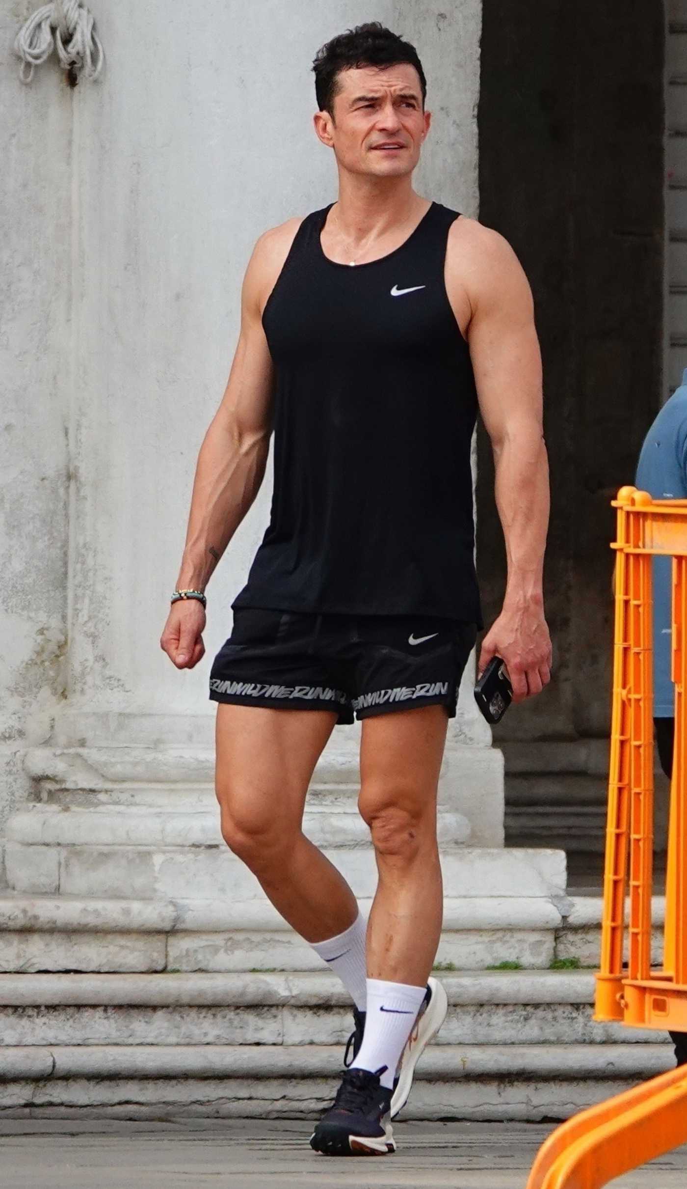 Orlando Bloom in a Black Tank Top Was Seen Out with a Friend in Venice 06/26/2025