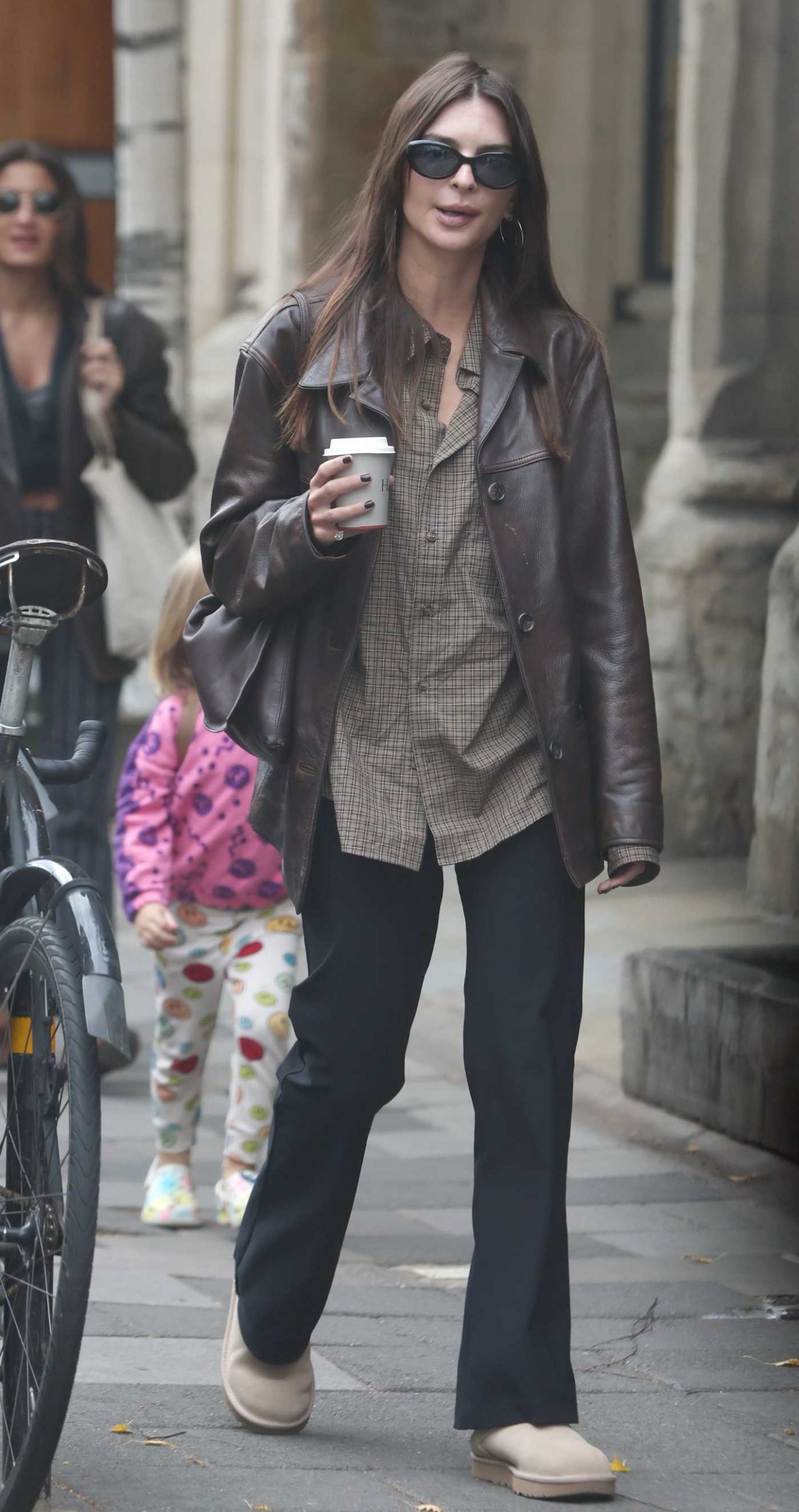Emily Ratajkowski in a Brown Leather Jacket Was Seen Out in Notting Hill in London 09/18/2025