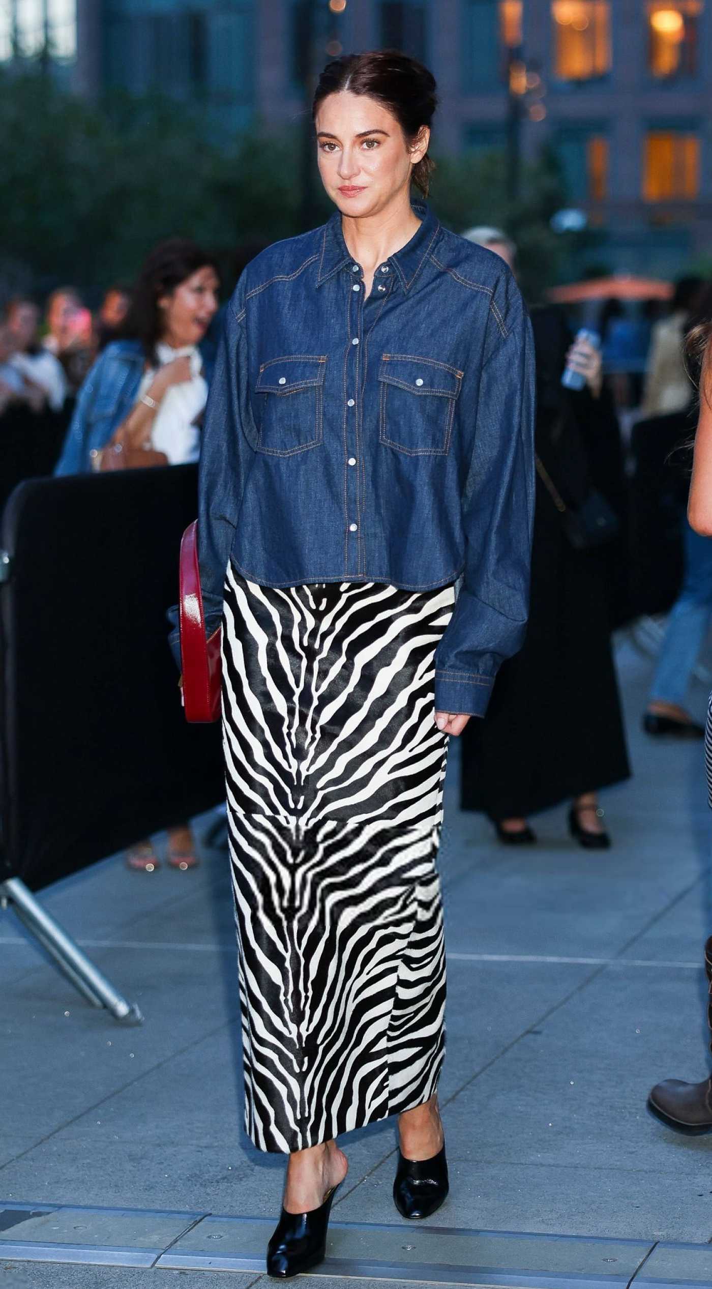 Shailene Woodley in a Blue Denim Shirt Arrives at the Khaite Fashion Show During 2025 NYFW in New York City 09/13/2025