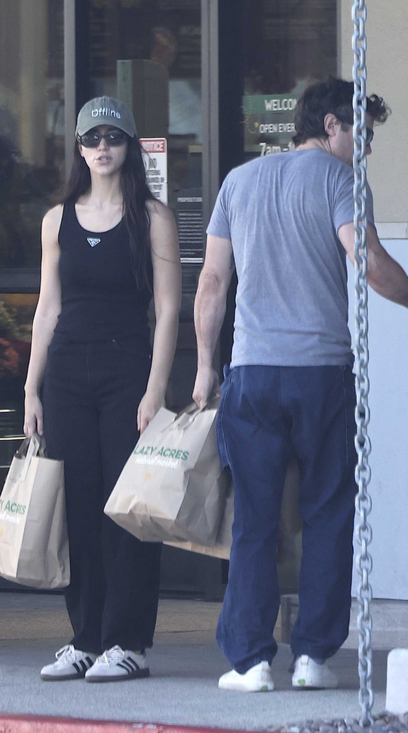 Caylee Cowan in a Black Tank Top Was Spotted Shopping with Casey Affleck at Lazy Acres Market in Los Feliz 11/08/2025