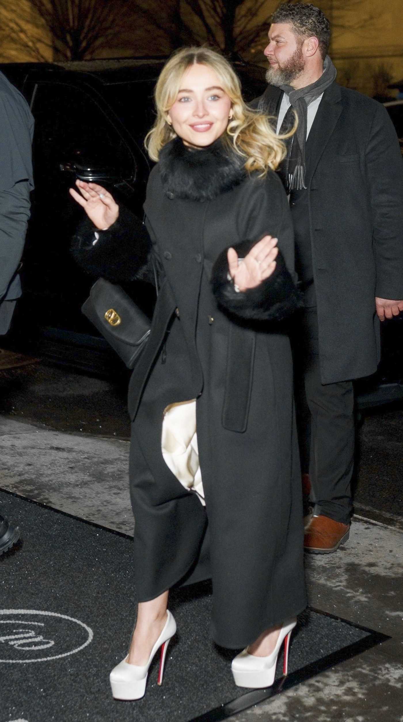 Sabrina Carpenter in a Black Coat Arrives at the SNL Afterparty in New York 01/17/2026