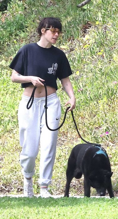 Kristen Stewart in a Black Cropped Tee