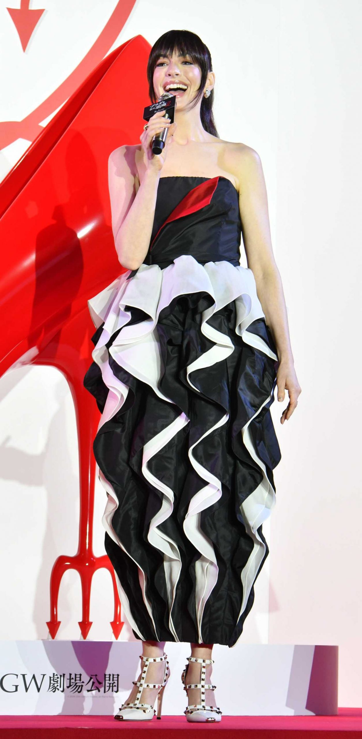 Anne Hathaway Attends The Devil Wears Prada 2 Red Carpet Fan Event in Tokyo 04/06/2026