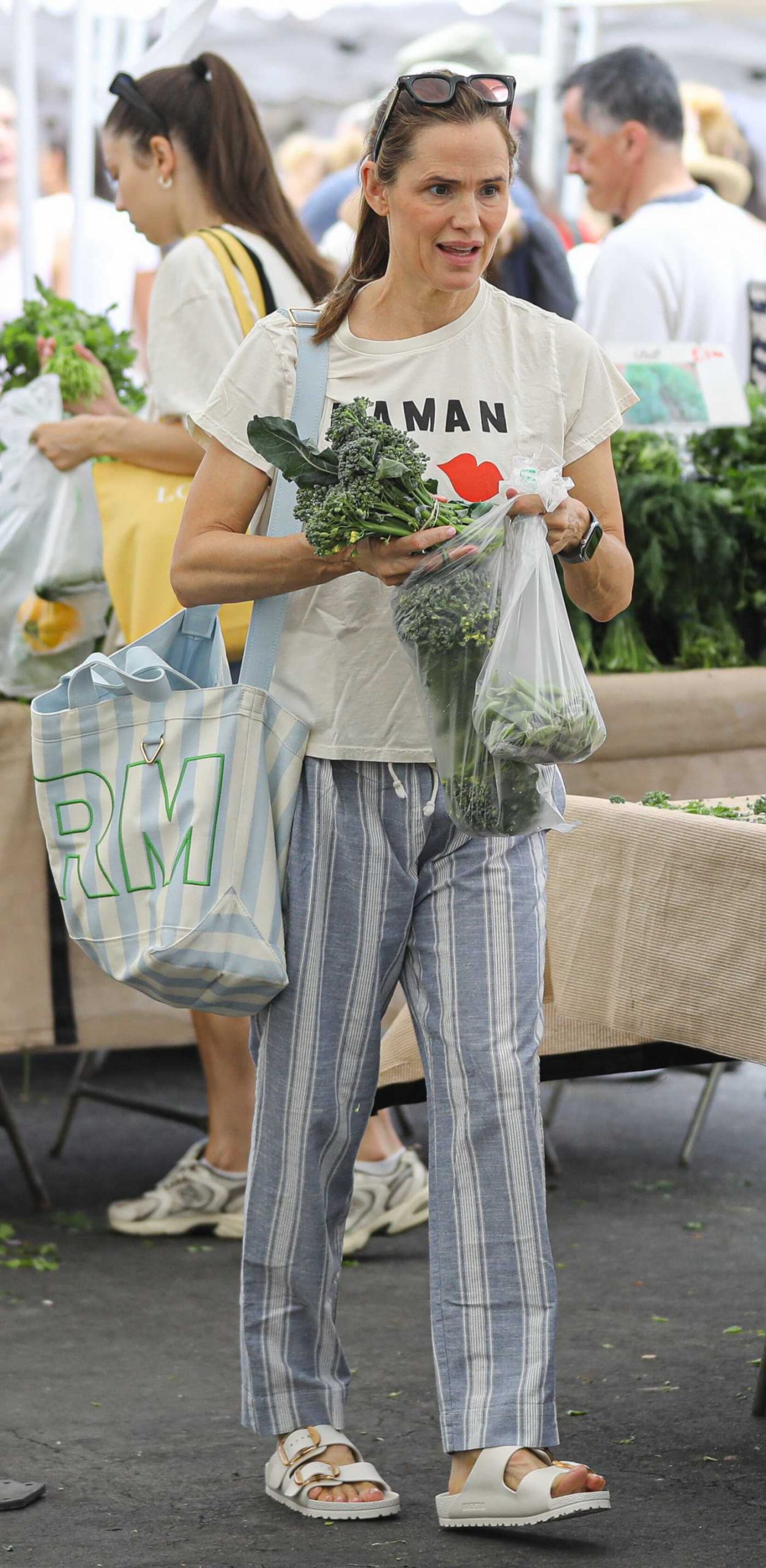 Jennifer Garner in a White Tee Was Spotted at the Farmer's Market in Brentwood 07/26/2026