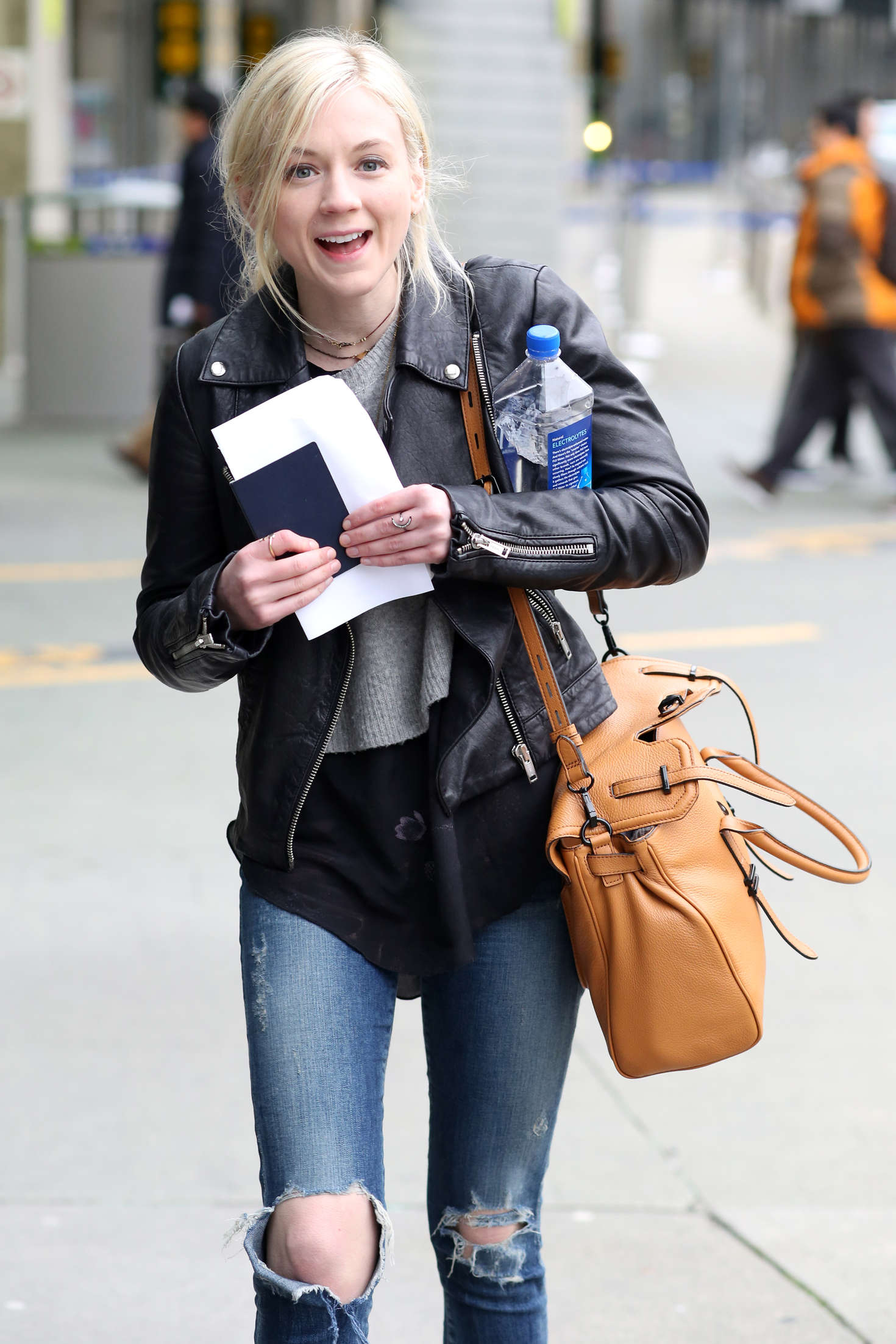 Emily Kinney i Ripped Jeans Arrives in Vancouver
