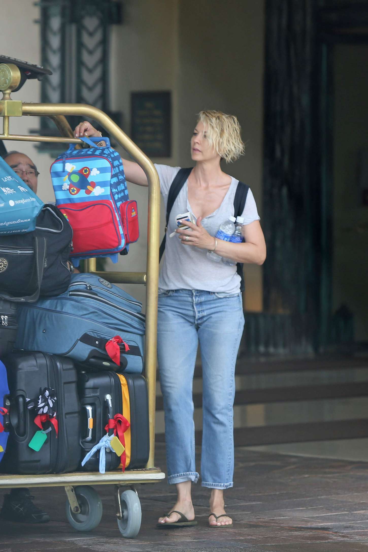 Jenna Elfman Leaves her hotel in Hawaii