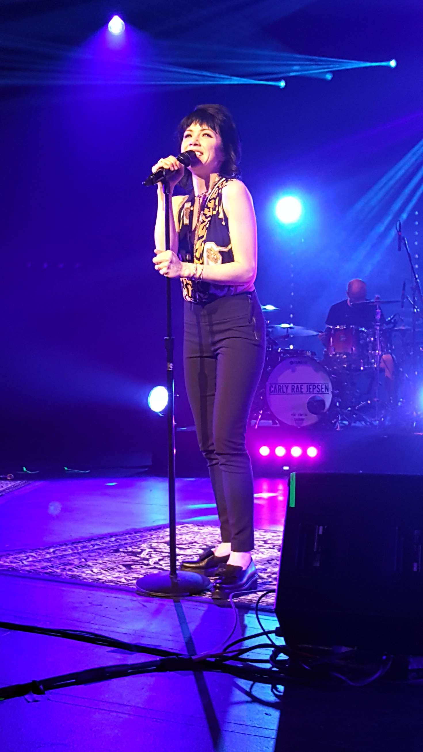 Carly Rae Jepsen Performs hits from her new album in Las Vegas