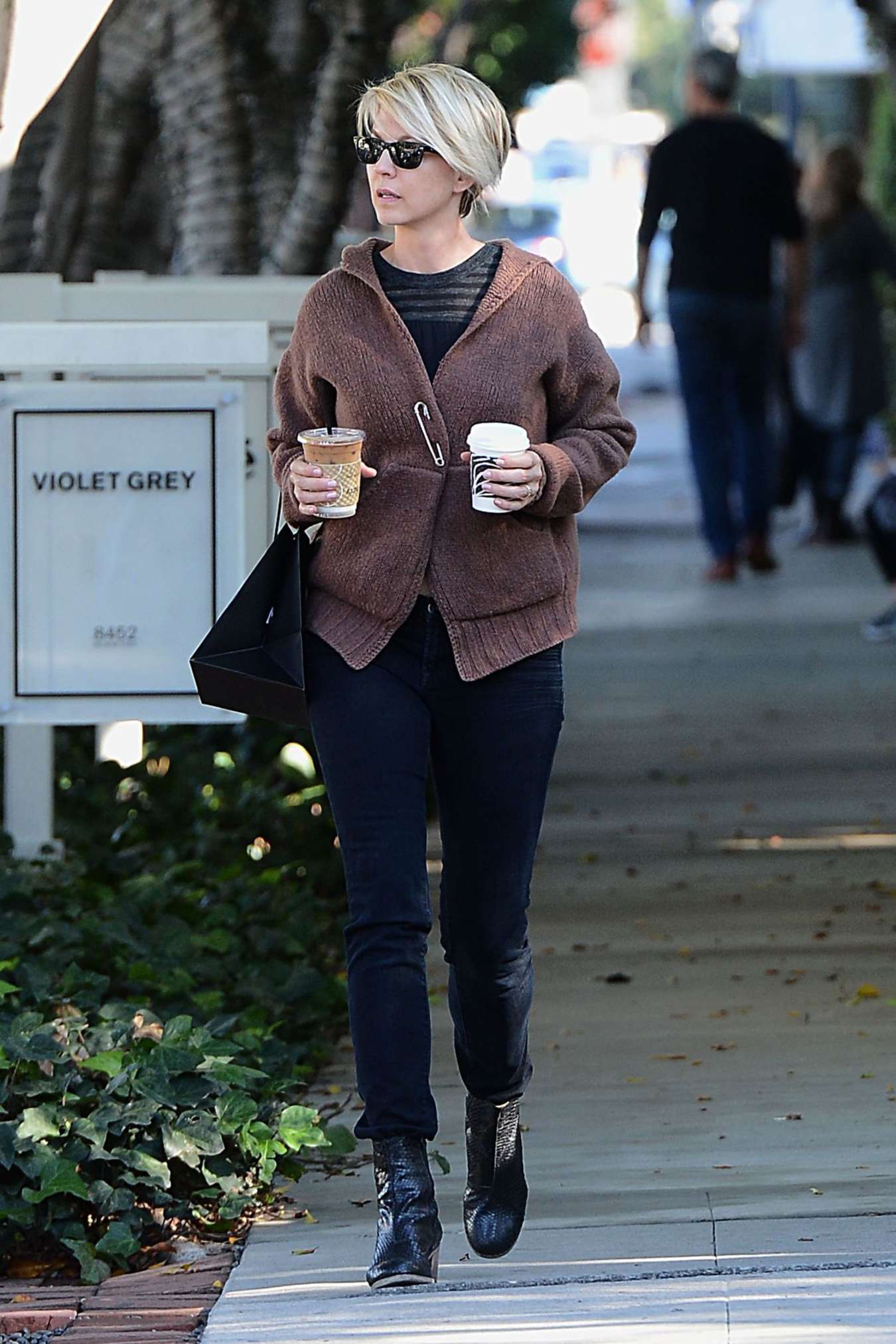 Jenna Elfman in Jeans Leaves Cafe Alfred in Los Angeles