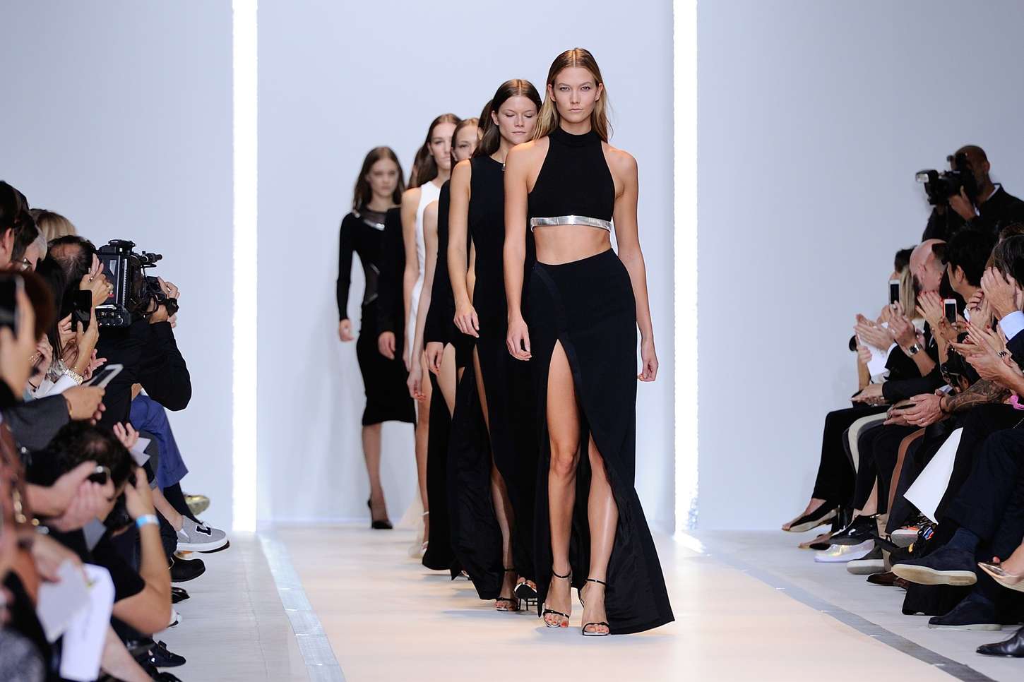 Показы кастинг. Карли Клосс в полный рост на фоне других моделей. И другие модели. Karlie Kloss at Givenchy Fashion show. Туфли маглер показ.