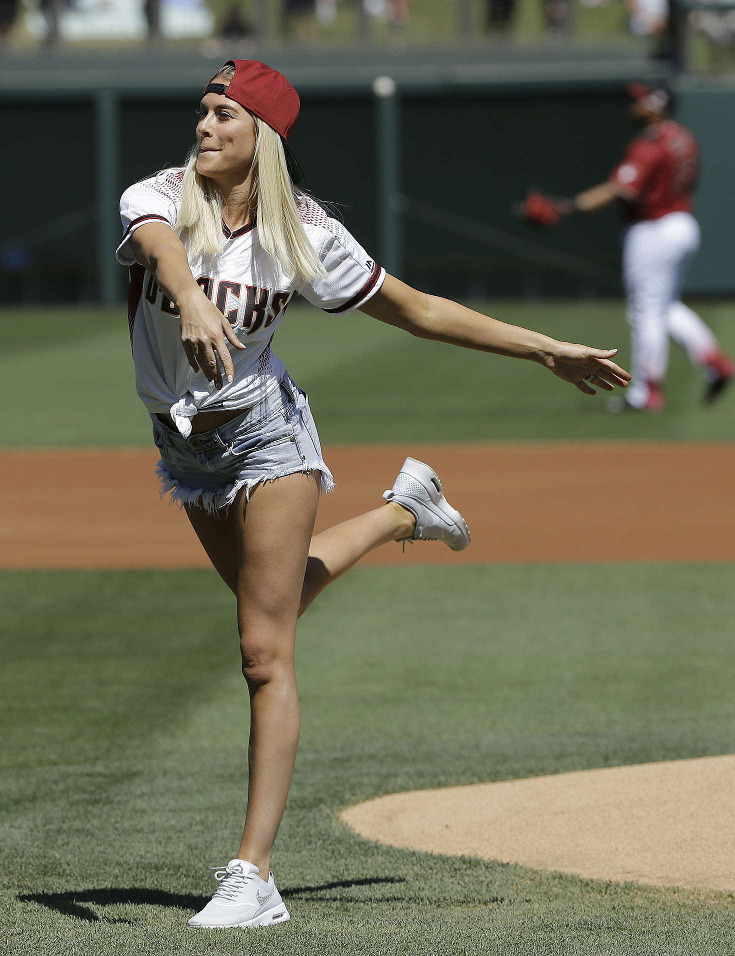 Kelly Kelly Throws Ceremonial first pitch before Diamondbacks vs Dodgers game in Scottsdale