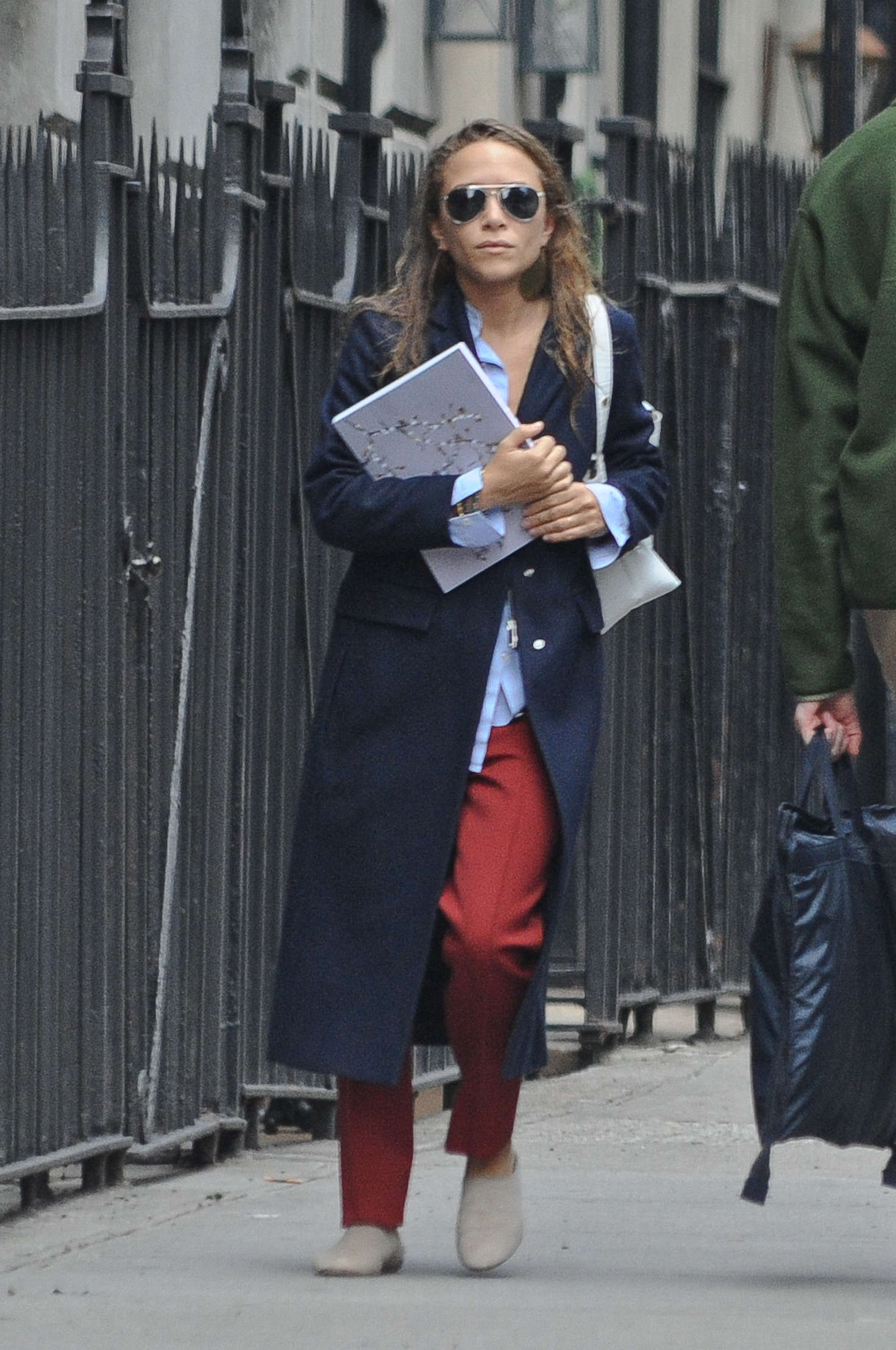 Mary Kate Olsen Leaves her apartment in New York-1