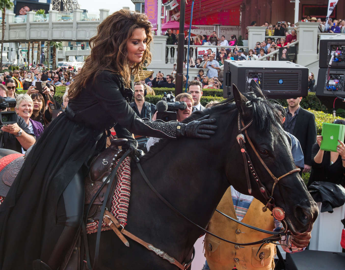 Shania Twain Rides to Caesars Palace on horseback-1